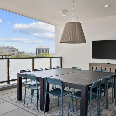 Skyline - Free Parking, Pool, Views Charlotte