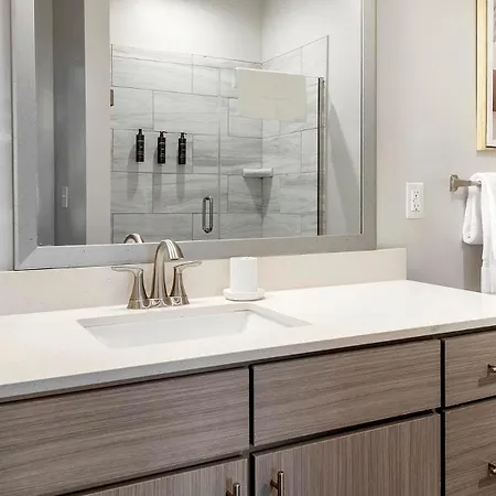 Landing Incredible 1bd Gym Pool Apartment *