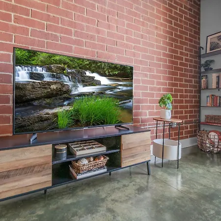 Modern Uptown Loft - Corporate-ready - Views