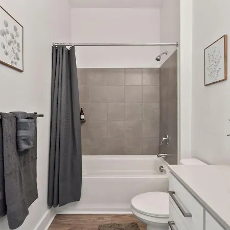 Queen Haven - Free Parking, Pool, Balcony Apartment Charlotte