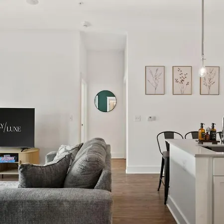 Queen Haven - Free Parking, Pool, Balcony Apartment