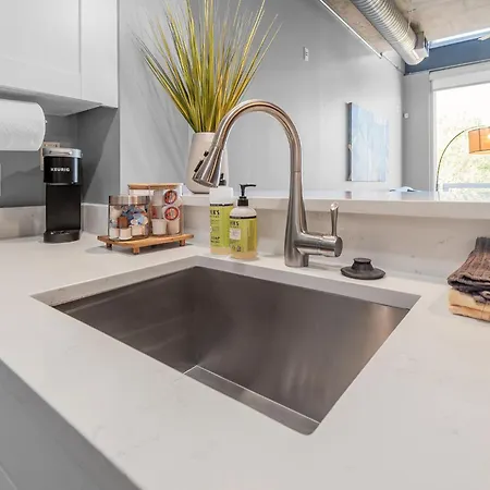 Modern Uptown Loft - Corporate-ready - Views Apartment *