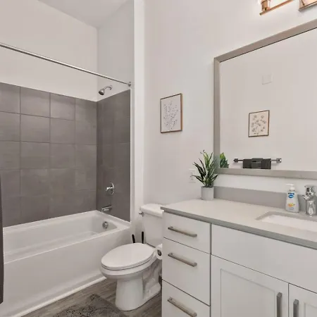 Queen Haven - Free Parking, Pool, Balcony *