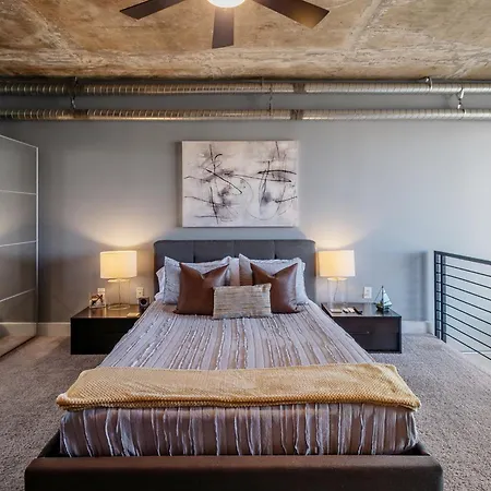 Apartment Modern Uptown Loft - Corporate-ready - Views