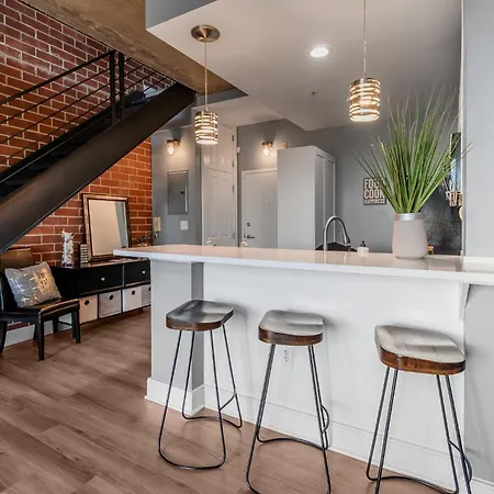 Modern Uptown Loft - Corporate-ready - Views Apartment *
