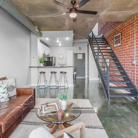 Modern Uptown Loft - Corporate-ready - Views Apartment *