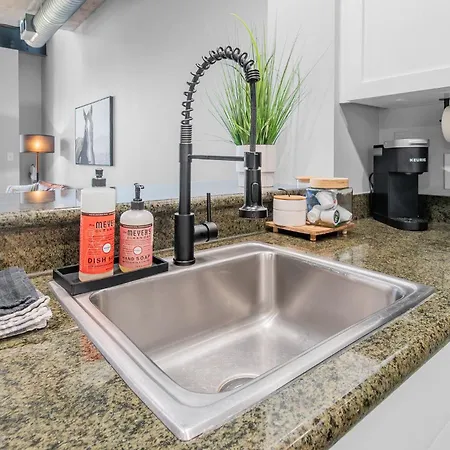 Apartment Modern Uptown Loft - Corporate-ready - Views *
