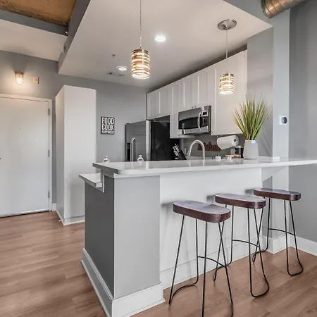 Apartment Modern Uptown Loft - Corporate-ready - Views *