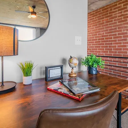 Modern Uptown Loft - Corporate-ready - Views Apartment *