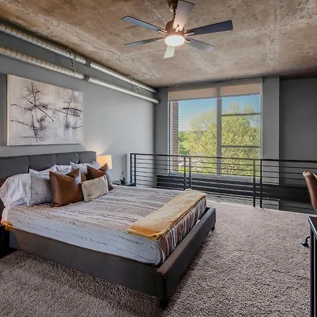 Apartment Modern Uptown Loft - Corporate-ready - Views *
