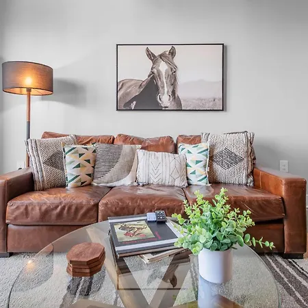 Apartment Modern Uptown Loft - Corporate-ready - Views *