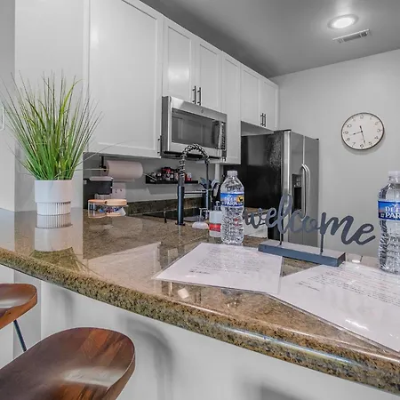Modern Uptown Loft - Corporate-ready - Views Apartment *