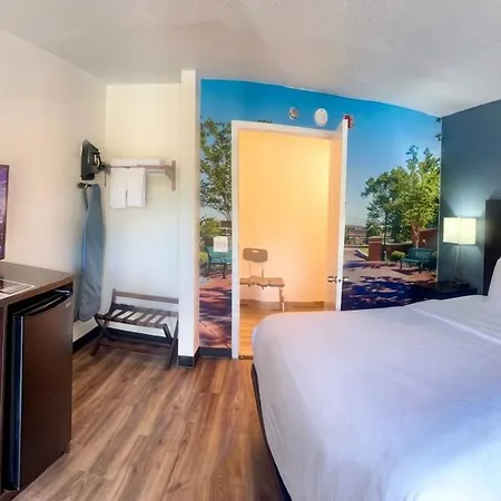 Hotel Clarion Pointe 3*