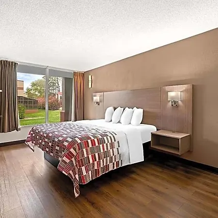 Red Roof - Airport Motel