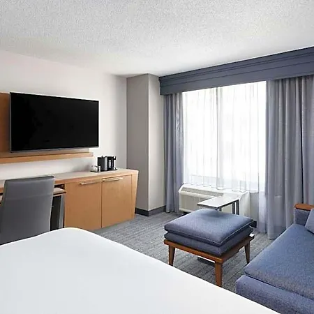 Courtyard Center Hotel 3*