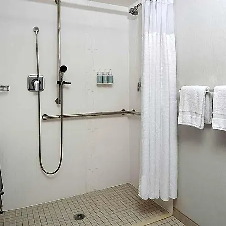 Courtyard Southpark Hotel 3*