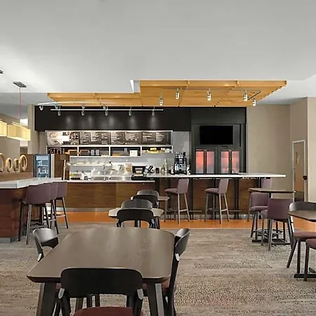 Courtyard Airport North Hotel 3*