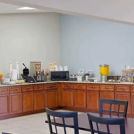 Rodeway Airport Area Inn