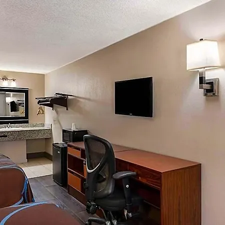 Rodeway Airport Area Inn