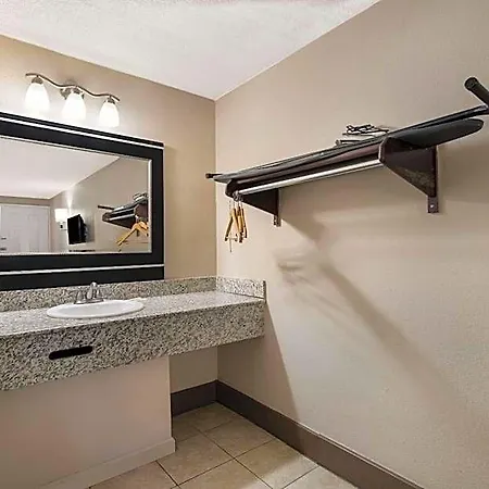 Rodeway Airport Area Inn