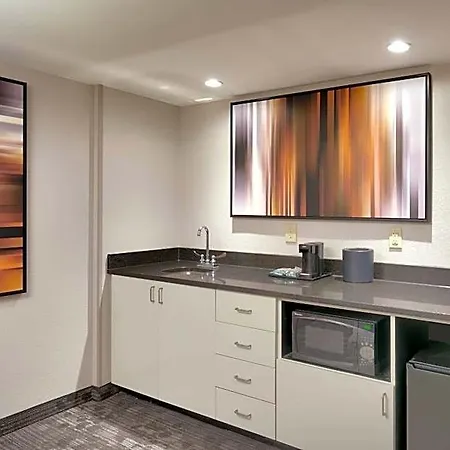 Courtyard By Marriott Airport Loso Hotel