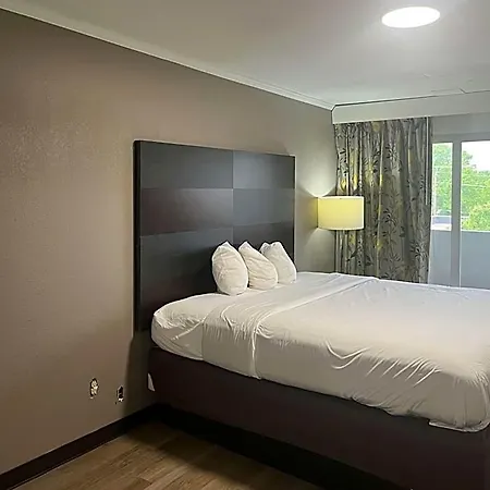 6 Charlotte, Nc - Airport South Hotel 2*