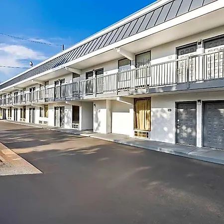 Rodeway South Hotel 2*