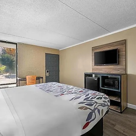 Rodeway South Hotel