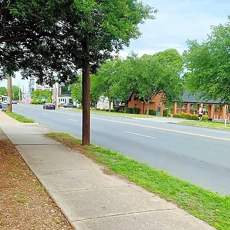 Uptown Area, Cozy King Suite, Quiet And Private, Free Parking, Walk To Restaurants