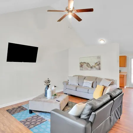 Fenced-yard 3br Near Clt & Hospitals - Dog-friendly - Grill