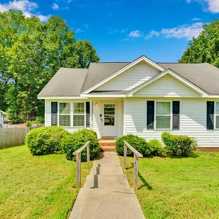 Holiday home Fenced-yard 3br Near Clt & Hospitals - Dog-friendly - Grill