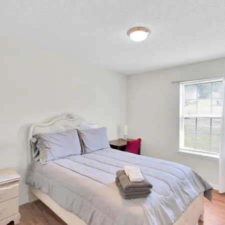 Holiday home Fenced-yard 3br Near Clt & Hospitals - Dog-friendly - Grill *