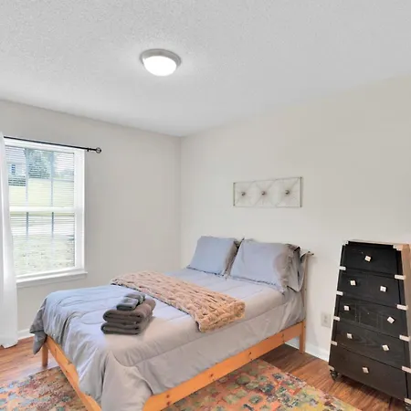 Holiday home Fenced-yard 3br Near Clt & Hospitals - Dog-friendly - Grill Charlotte
