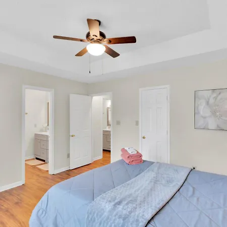 Fenced-yard 3br Near Clt & Hospitals - Dog-friendly - Grill *
