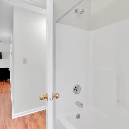 Fenced-yard 3br Near Clt & Hospitals - Dog-friendly - Grill