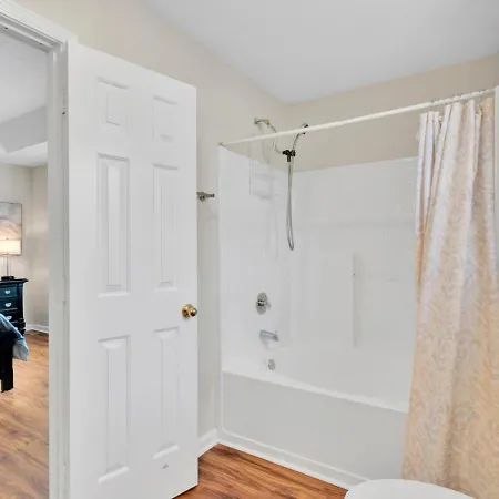 Holiday home Fenced-yard 3br Near Clt & Hospitals - Dog-friendly - Grill *