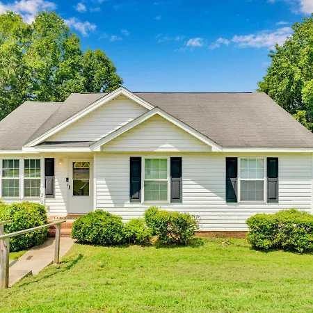 Fenced-yard 3br Near Clt & Hospitals - Dog-friendly - Grill *
