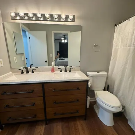 2 Bedroom Townhome - New 2026 - Max 7 Guest Homestay Charlotte