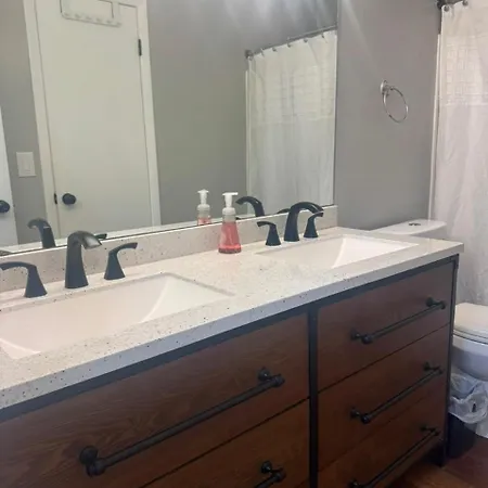 Homestay 2 Bedroom Townhome - New 2026 - Max 7 Guest *