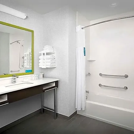 Hampton & Airport Pointe 3*