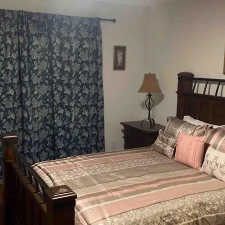 Comfort Home, Near Uptown And Airport Holiday home *