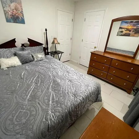 Holiday home Comfort Home, Near Uptown And Airport *