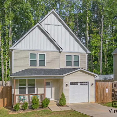 New Listing! Sleeps 11 - Fenced In Backyard Holiday home *