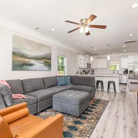 Holiday home New Listing! Sleeps 11 - Fenced In Backyard