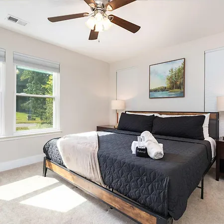 New Listing! Sleeps 11 - Fenced In Backyard Holiday home *