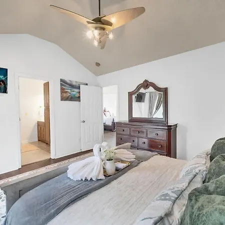 King Bed - Hot Tub - Fenced Yard - Near Carowinds *