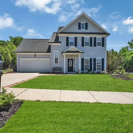 King Bed - Hot Tub - Fenced Yard - Near Carowinds * Charlotte