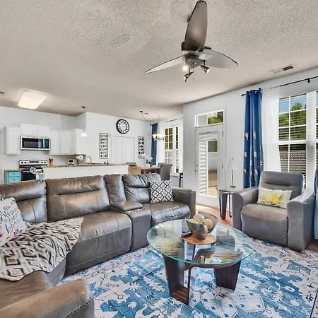 Holiday home King Bed - Hot Tub - Fenced Yard - Near Carowinds