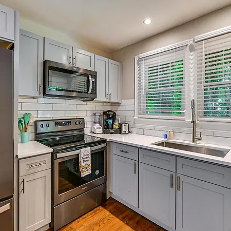 Duplex Close To Uptown And Sports *