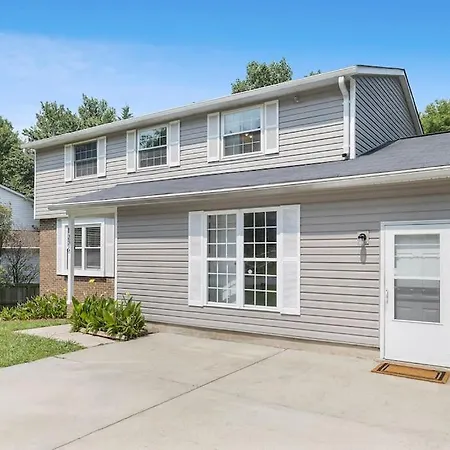 Large Group Paradise - Blocks From Uncc Holiday home *